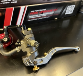 Tay thắng brembo billet luôn bình dầu rizoma